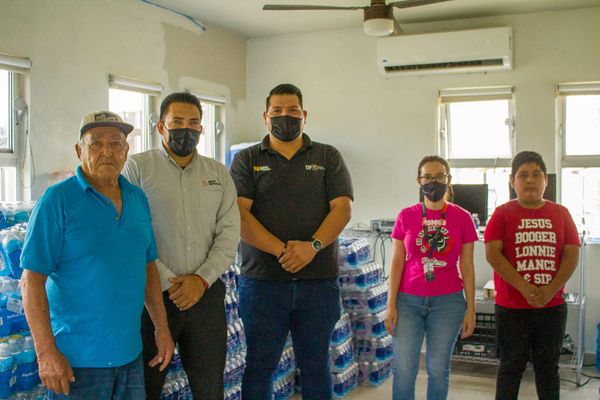 Dona Grupo Educativo 16 de Septiembre 1,530 botellas de agua a Albergue Peregrino
