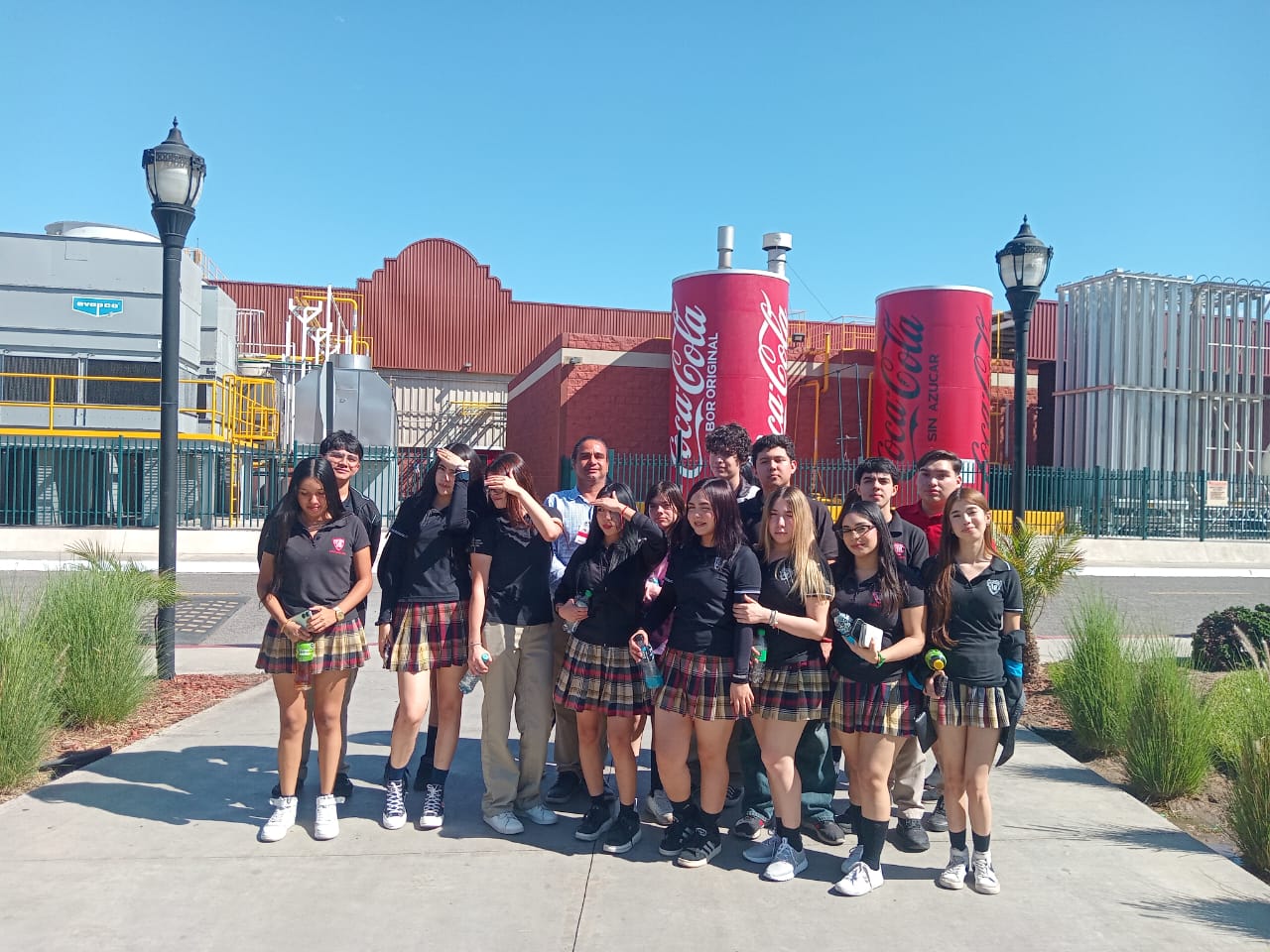 Visita Industrial a Coca-Cola: Una Experiencia que Refresca el Aprendizaje