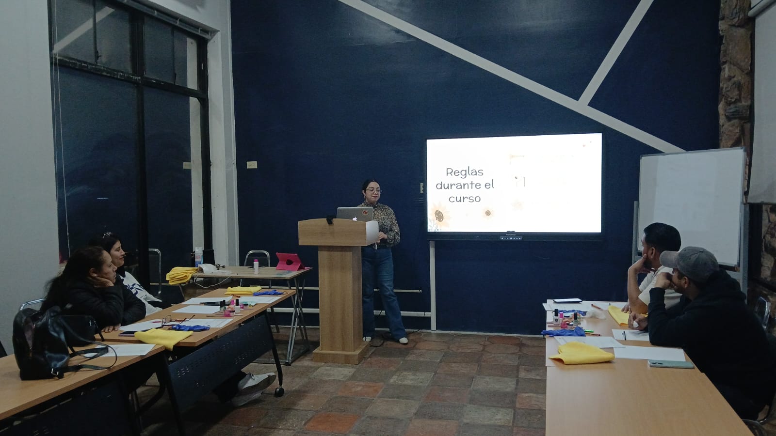 Fortaleciendo la profesionalización docente: Alineación al estándar EC0217.01 en CECLAB