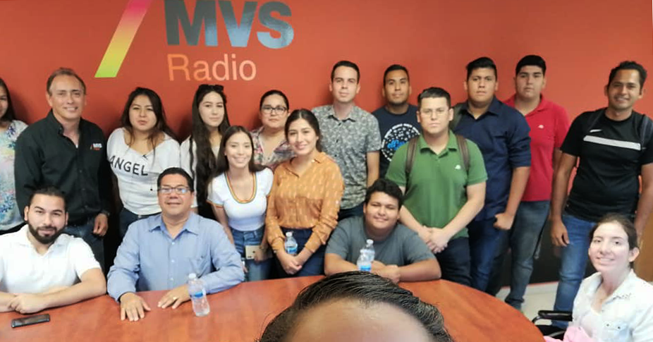 Visitan estudiantes de universidad las instalaciones de MVS RADIO