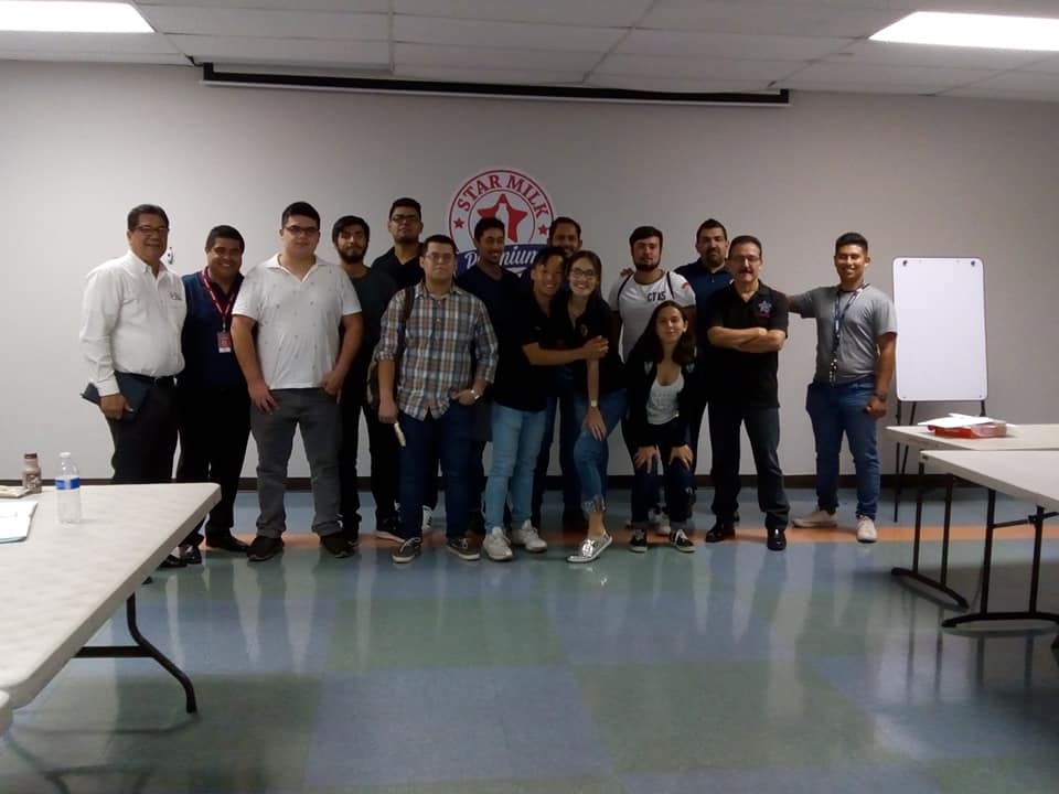 Visitan estudiantes de L.A.E. e Ingeniería Industrial la empresa "Leche la Imperial"