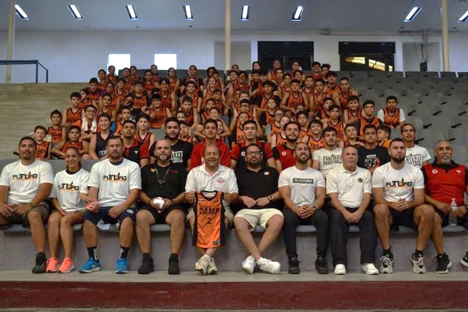 Refuerza Grupo Educativo a "Tu Futuro Basquetbol" en clínica deportiva