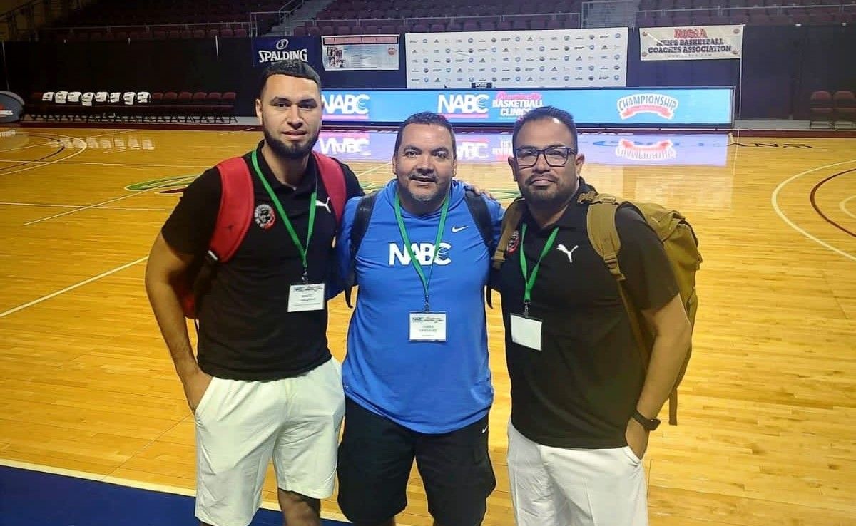 Participan directores deportivos en clínica internacional de baloncesto