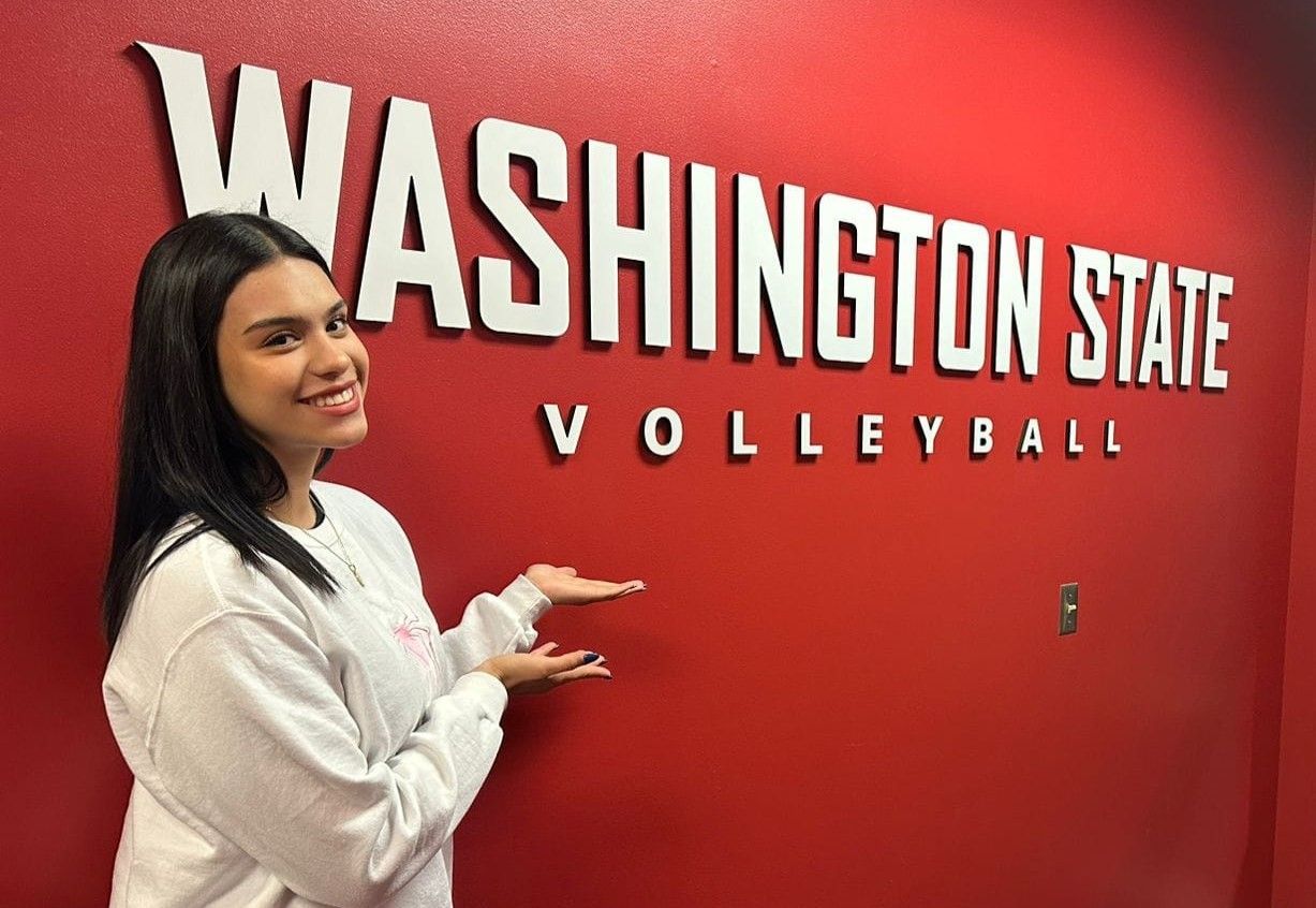 Estudiante de preparatoria recibe beca deportiva para estudiar en Universidad de Washington