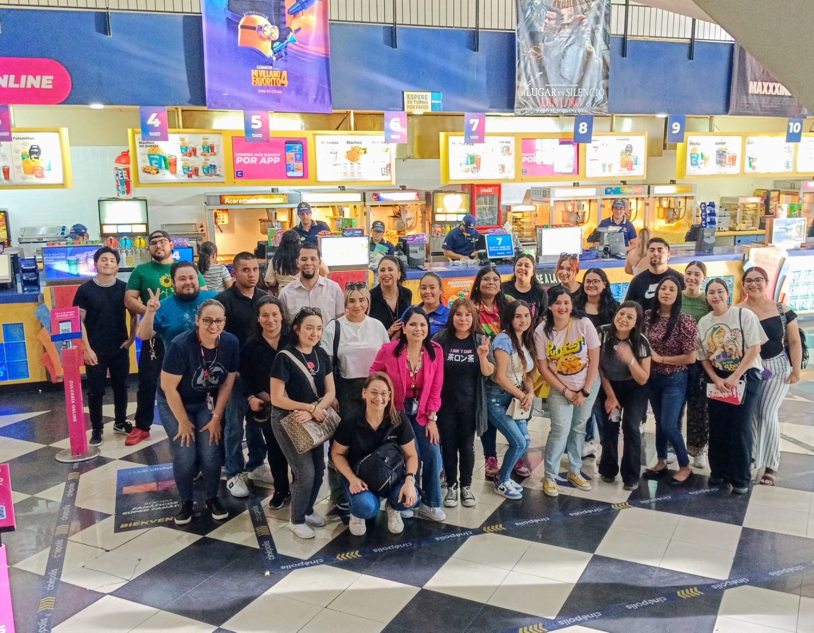 Alumnos de Ciencias de la educación acuden a cine para ver INTESAMENTE 2