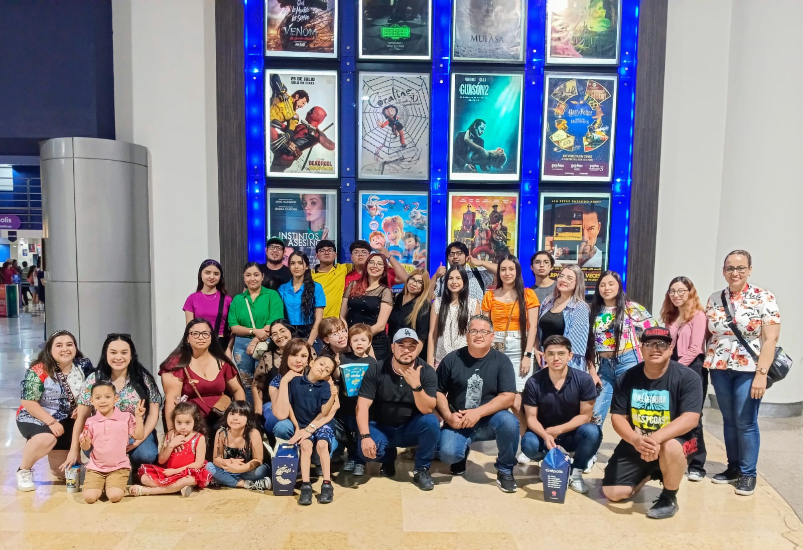 Participan estudiantes de Ciencias de la educación en la visita al cine.