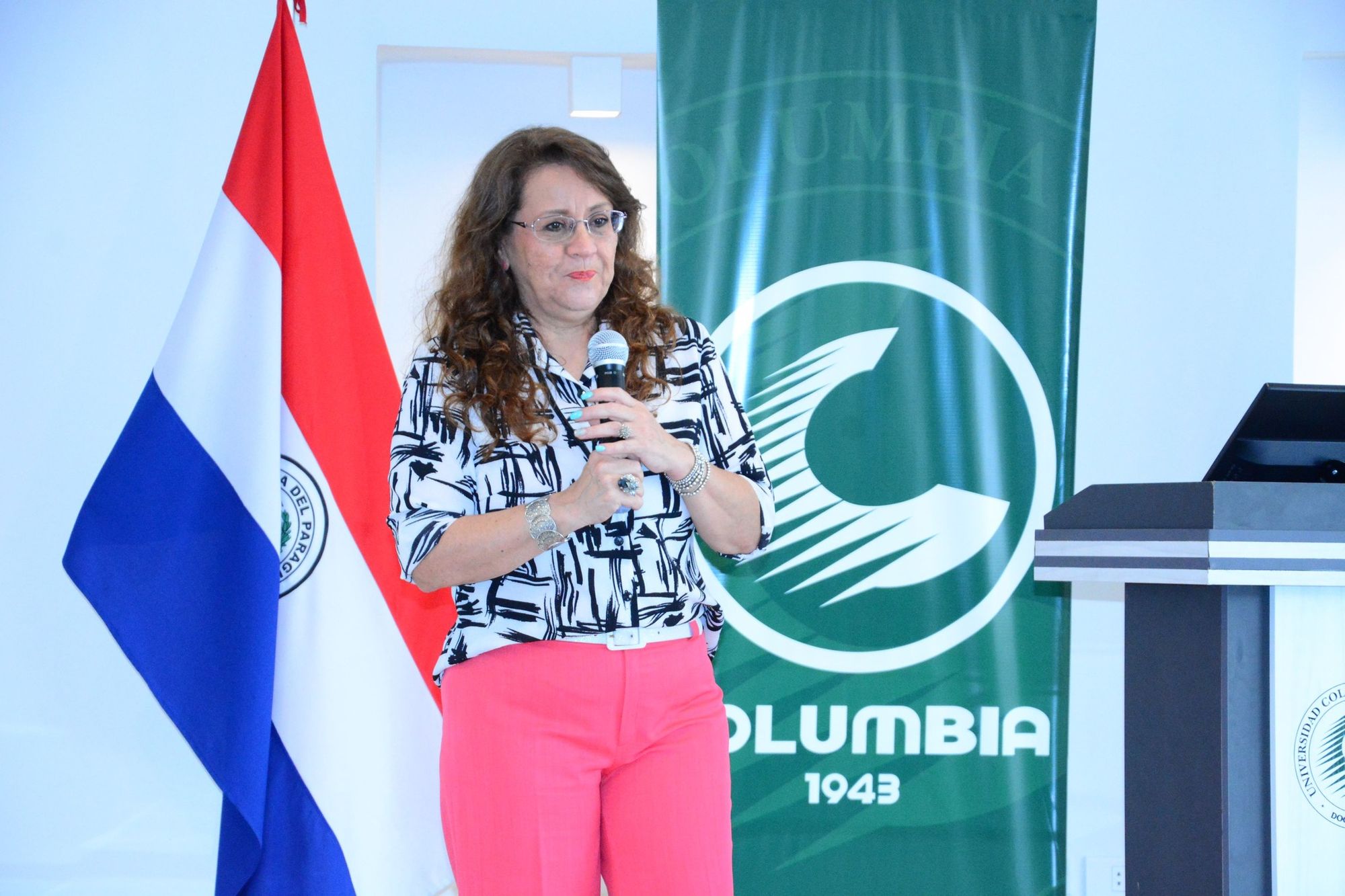 Imparte clase a estudiantes de Posdoctorado en Educación Dra. Dolly Ruiz de la Universidad Columbia del Paraguay.