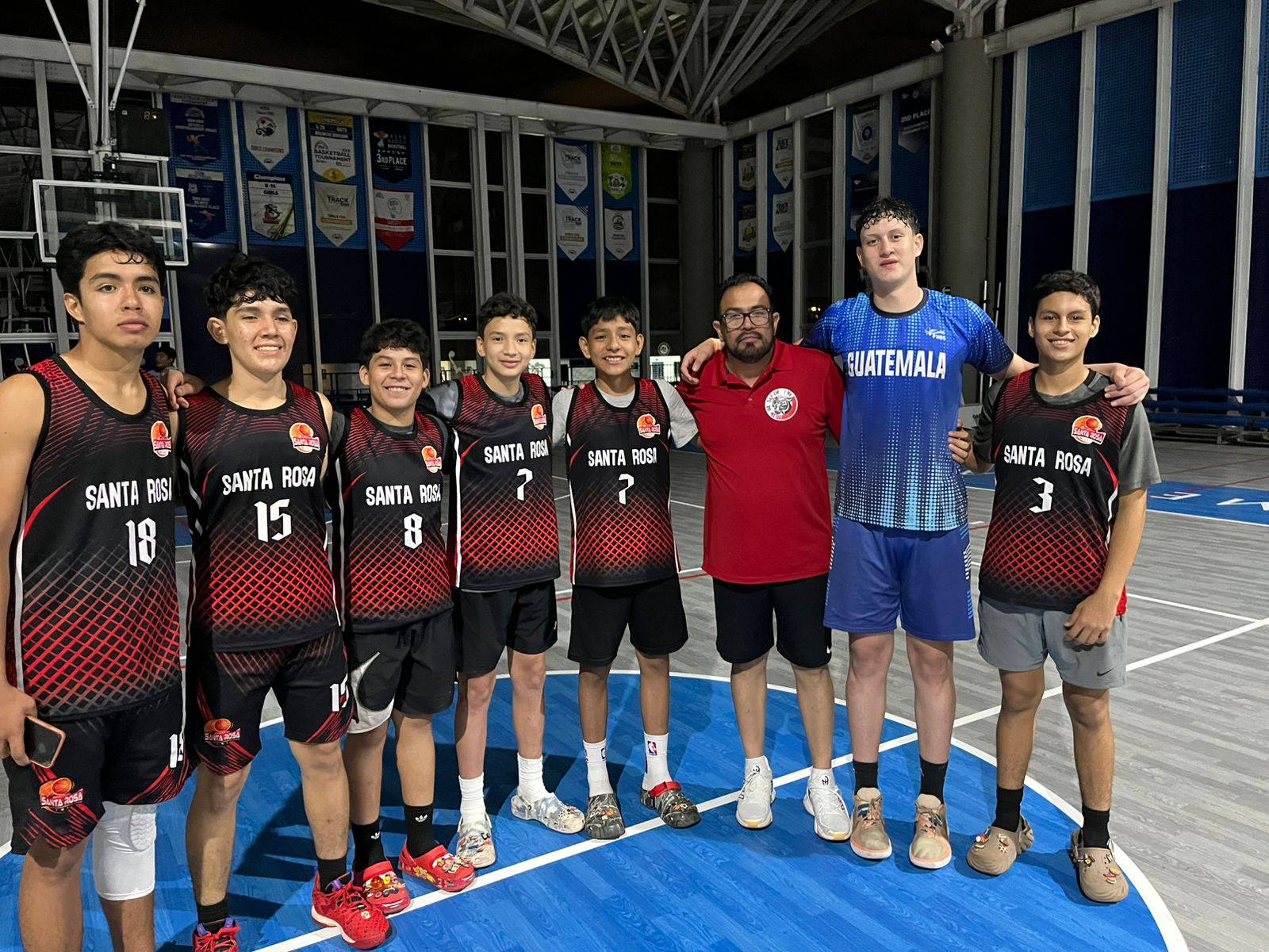 Panteras brinda clínica de baloncesto en Guatemala