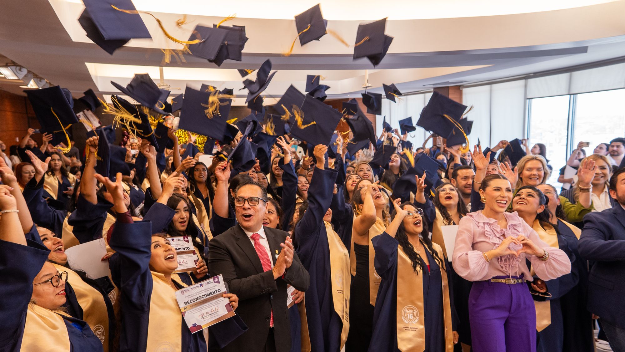 Se gradúan de preparatoria, primera generación de beneficiarias del programa “tarjeta violeta”