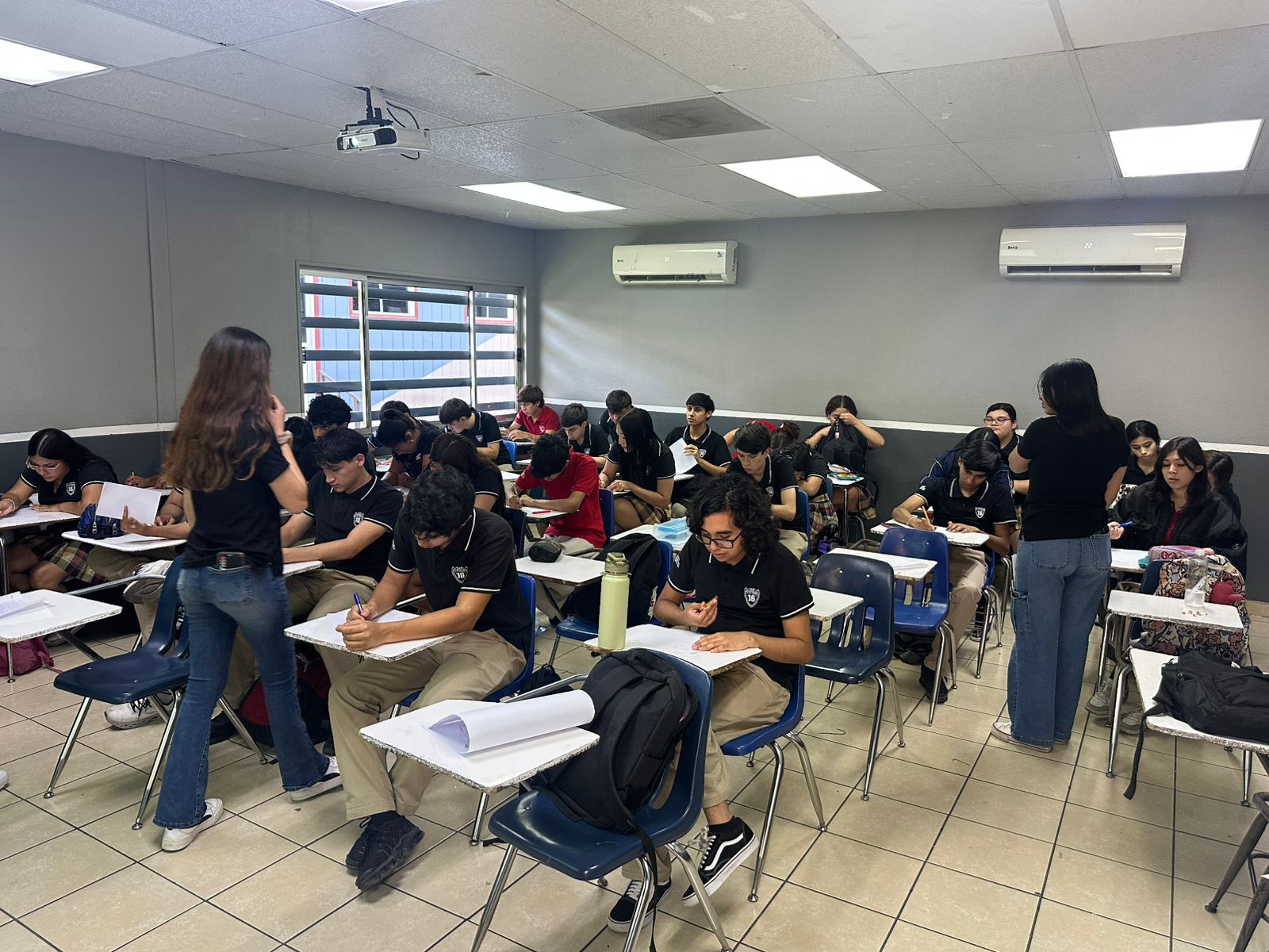 Alumnas de Educación realizan práctica académica con estudiantes de nivel Medio Superior