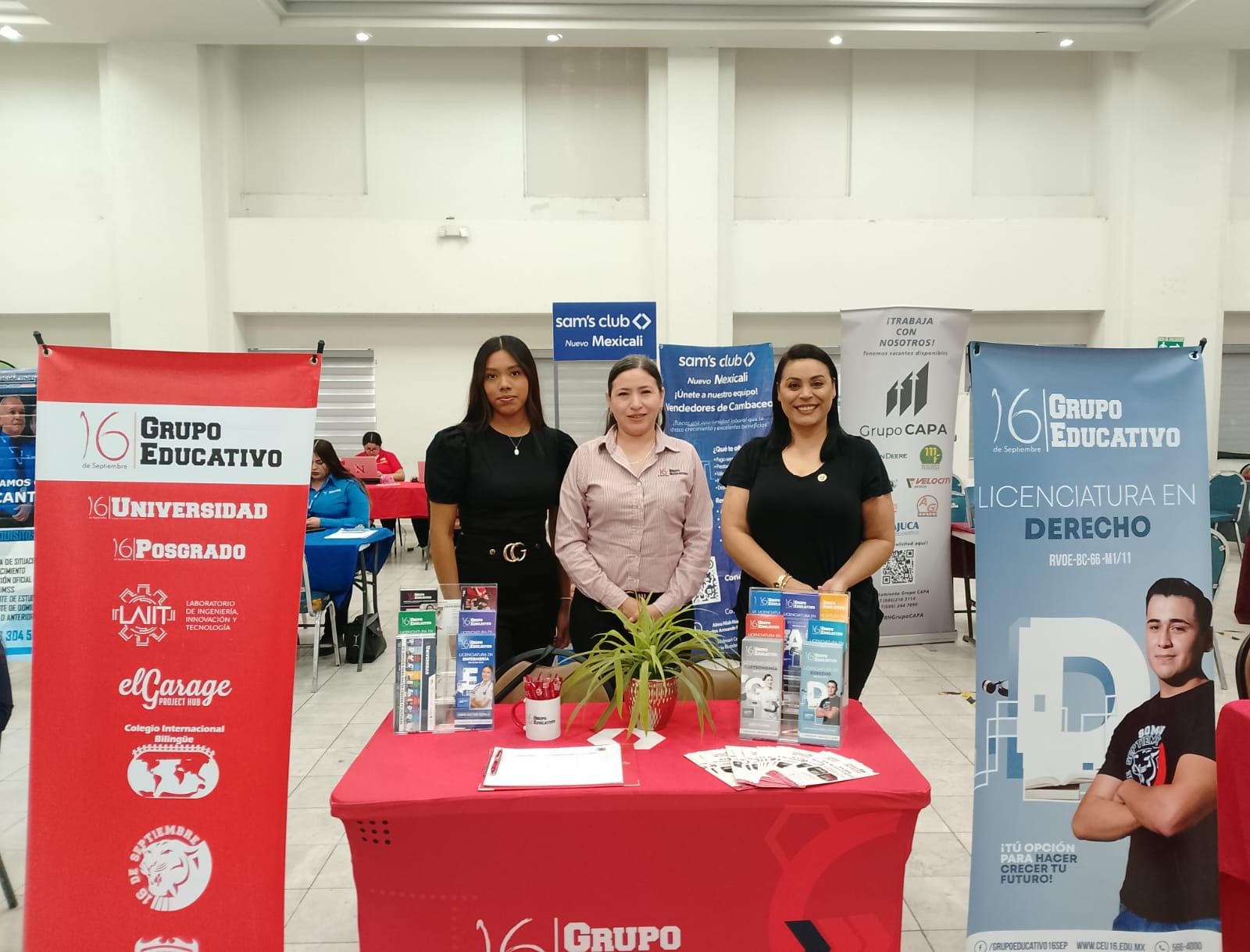 Alumnos de la Licenciatura en Derecho participan en la Séptima Feria del Empleo en CANACO brindando asesorías jurídicas