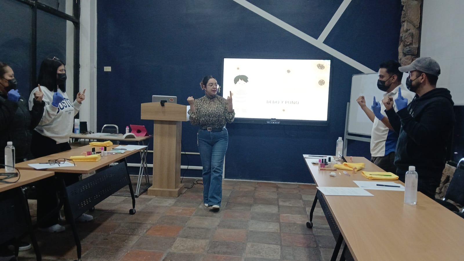 Fortaleciendo la profesionalización docente: Alineación al estándar EC0217.01 en CECLAB