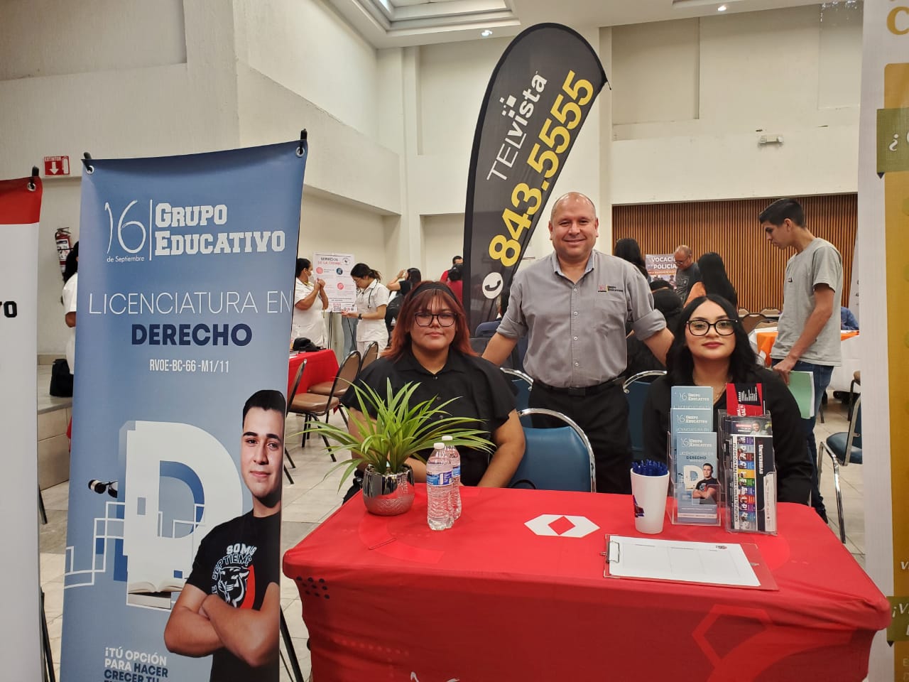 Alumnas de la licenciatura en Derecho participan en la Feria del Empleo brindando asesorías jurídicas.