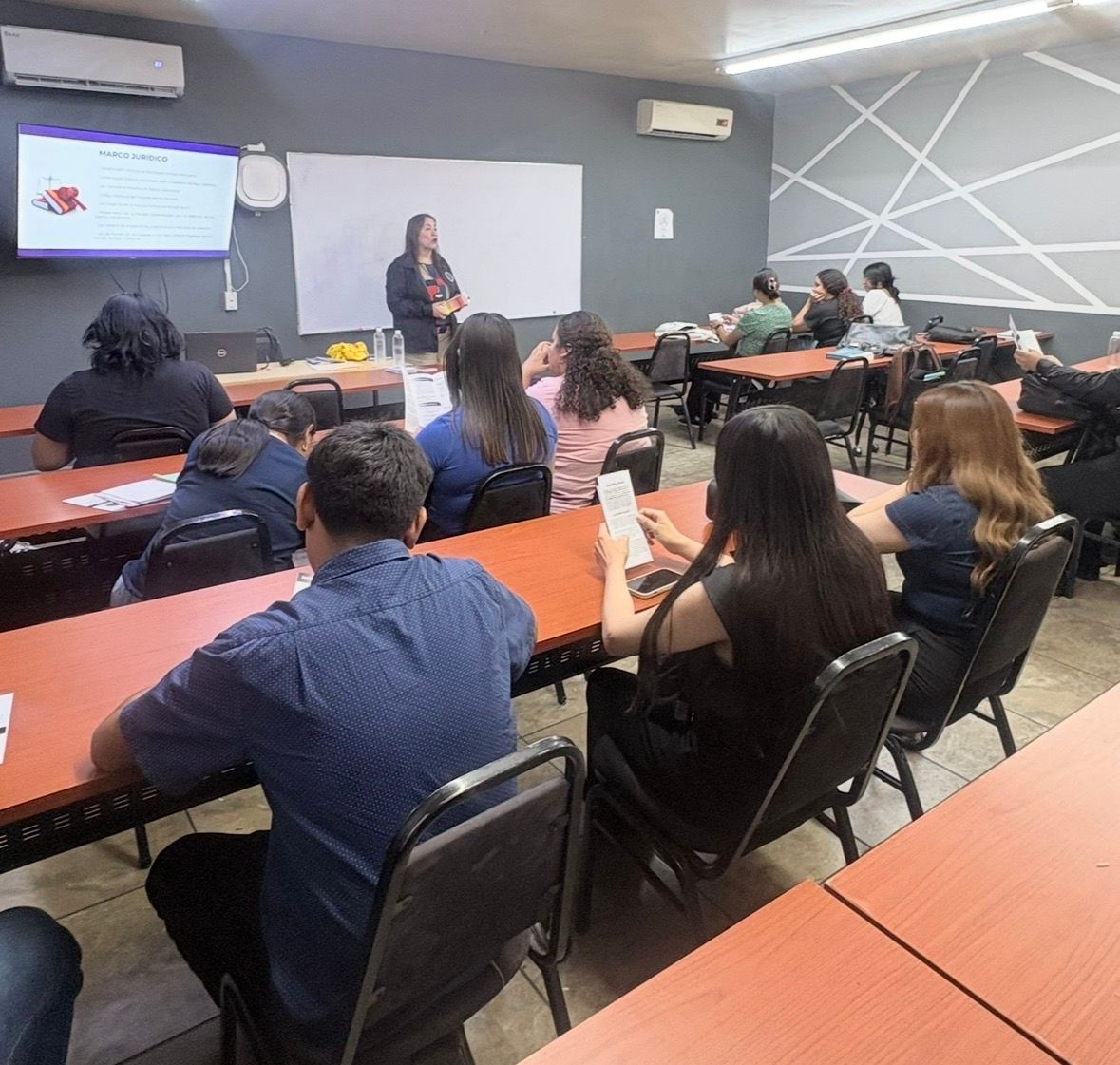Fortaleciendo la cultura de la legalidad: estudiantes de Derecho reciben charla sobre delitos en materia electoral