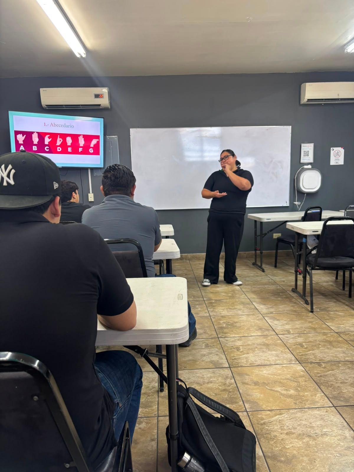 Alumnos de la licenciatura en derecho, del Grupo Educativo 16 de septiembre, turno matutino;  fortalecen la formación inclusiva con el acercamiento a la lengua de señas mexicana.