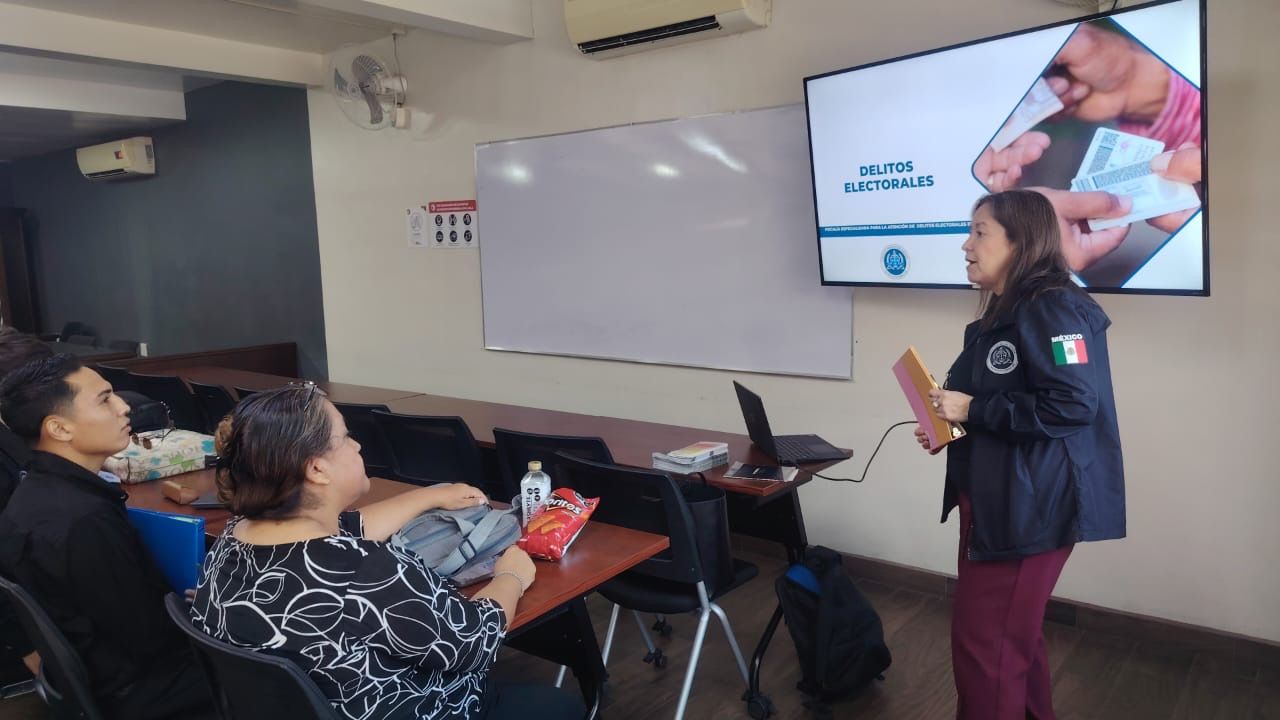 Estudiantes de Derecho fortalecen sus conocimientos en materia de delitos electorales
