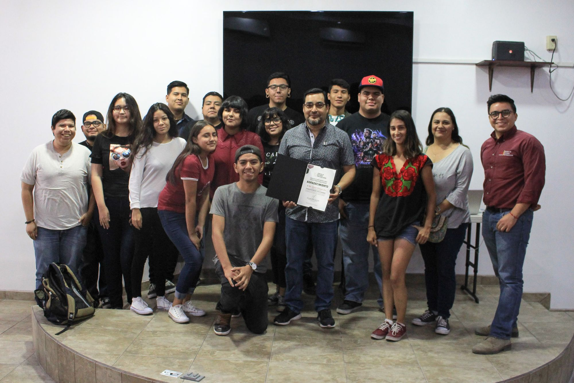 Asisten estudiantes de diseño gráfico a la plática; “Mitos y realidades de la fotografía de desnudo”