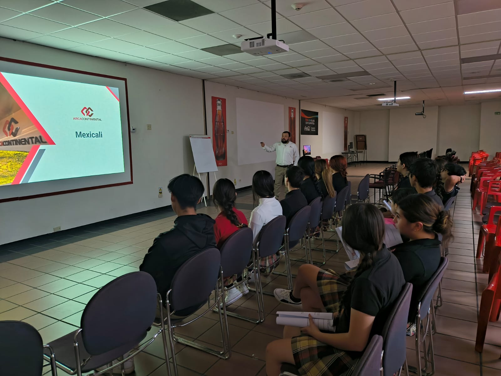 Visita a la Planta de Coca-Cola en Mexicali: Aprendizaje Real para el Taller Dual