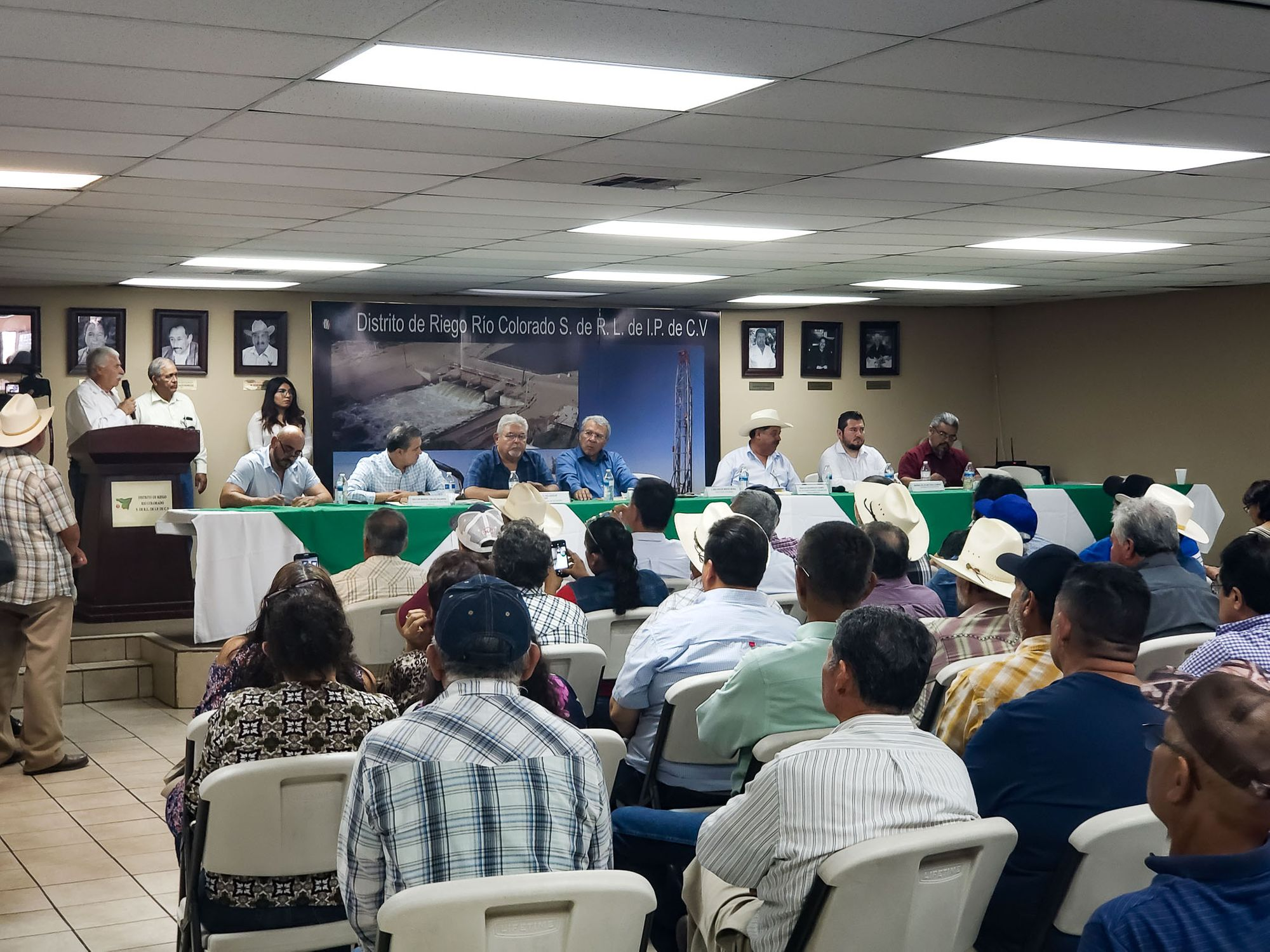 Asisten estudiantes de Derecho a reunión sobre problemáticas agropecuarias del Valle
