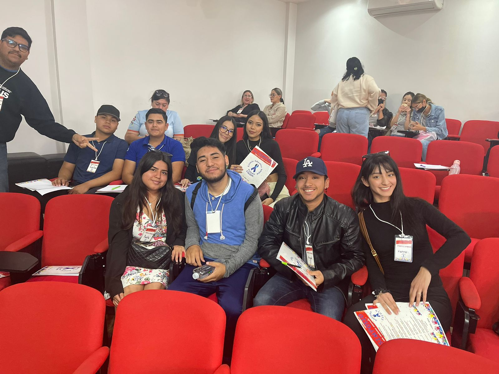 Participan alumnos de Educación en el 3er Simposio ¨Por un Mismo Mundo¨