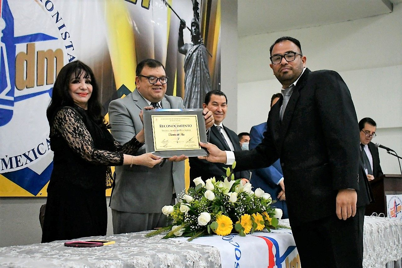 Recibe premio Cuauhtémoc al “Director deportivo del año” el maestro Vicente Ríos