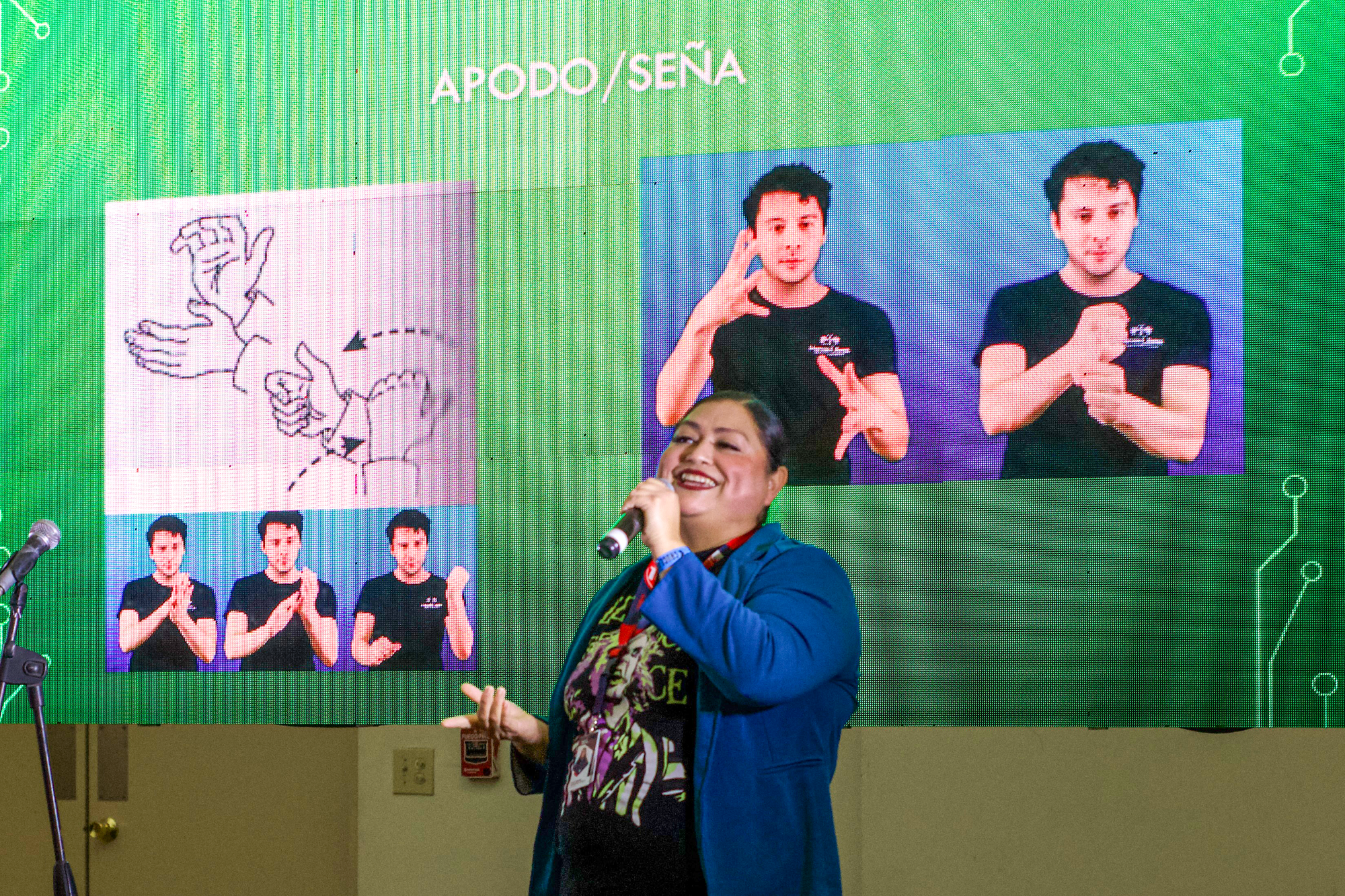Imparte maestra Cindy Valenzuela Taller de LSM en CRUCE 2 PM