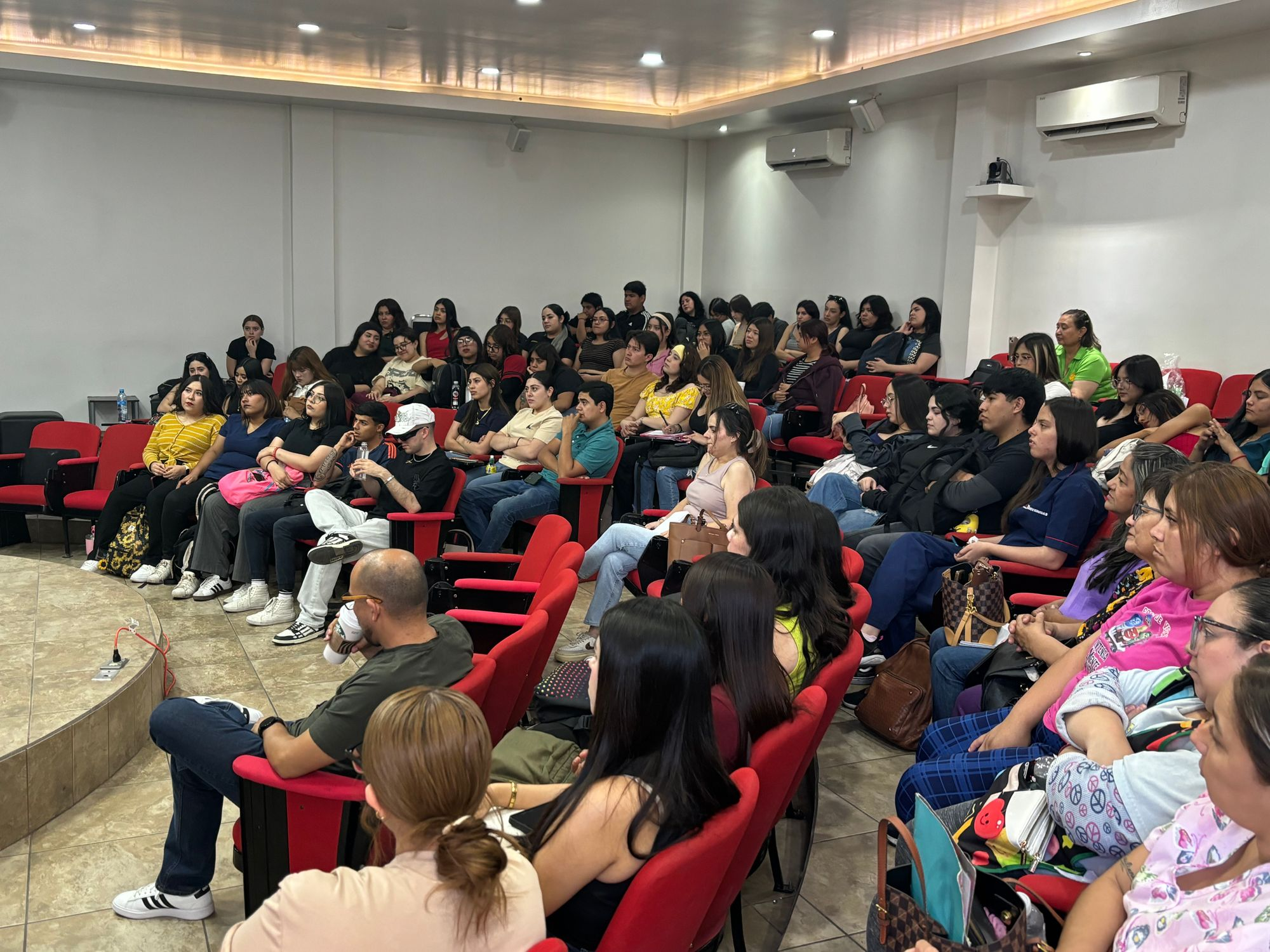 Participan alumnos de Grupo Educativo en conferencia