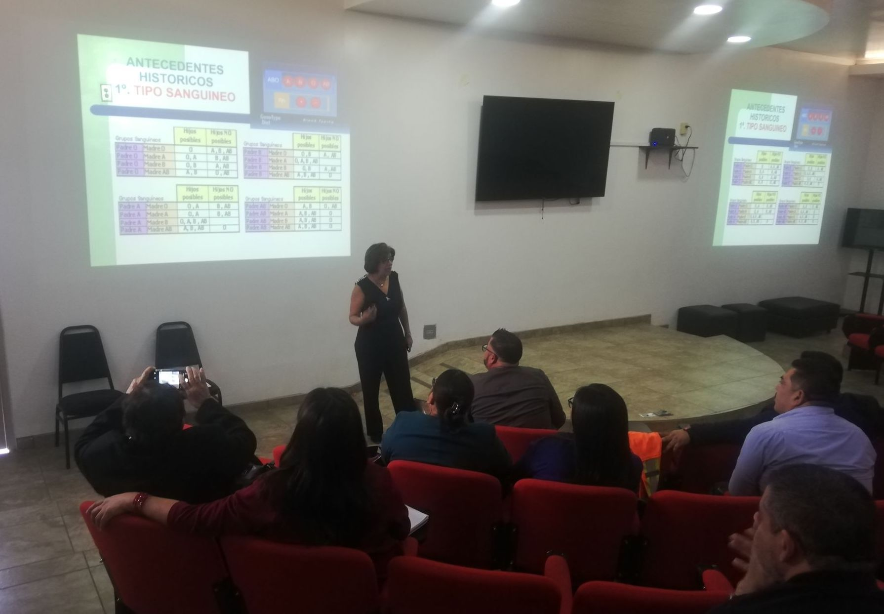 Tienen estudiantes de Derecho conferencia sobre identificación humana y biología molecular