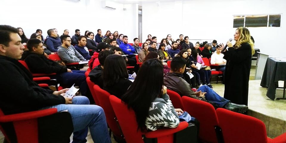 Reciben alumnos de Universidad y público en general la conferencia TEA: Duelo en la Familia