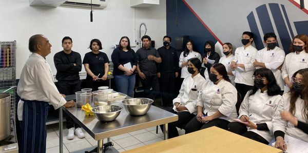 Reciben estudiantes de gastronomía master class del Chef Jose Burella Picazzo