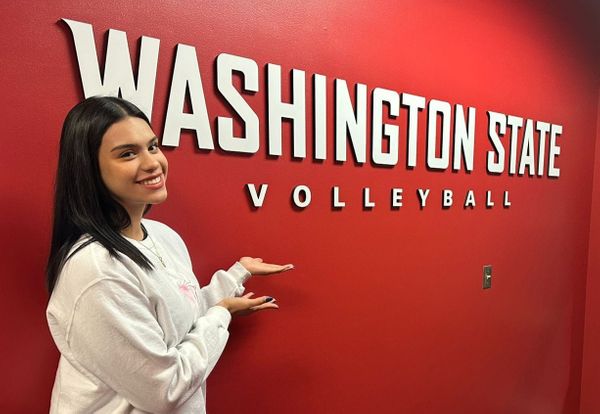 Estudiante de preparatoria recibe beca deportiva para estudiar en Universidad de Washington