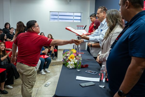 Reciben constancias de ICAT estudiantes de Preparatoria