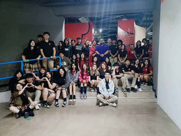 Visitan estudiantes de preparatoria la exhibición "Desierto, Migración y Frontera" en el IIC/Museo de la UABC