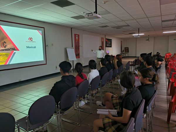 Visita a la Planta de Coca-Cola en Mexicali: Aprendizaje Real para el Taller Dual