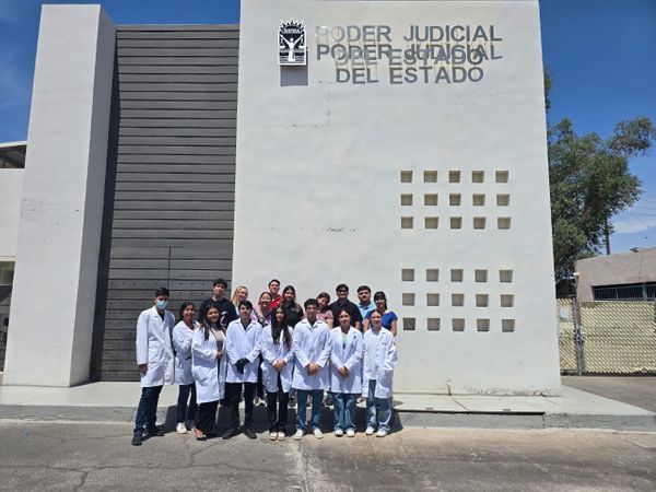 Más allá de los libros: Alumnos de Derecho en la Práctica de SEMEFO