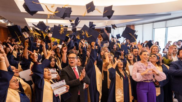 Se gradúan de preparatoria, primera generación de beneficiarias del programa “tarjeta violeta”