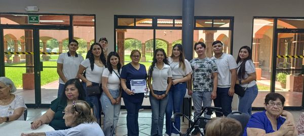 Aprendizaje Sin Edad: Estudiantes de Ciencias de la Educación Visitan 'La Casa del Abuelo'