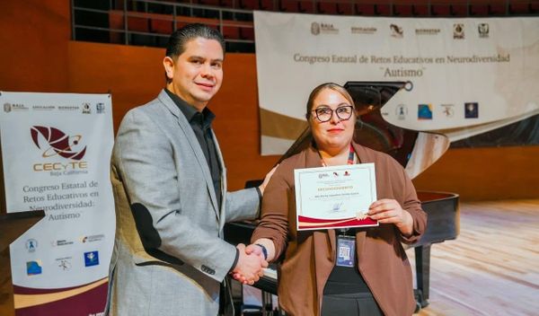 Directora de Proyectos de Inclusión imparte conferencia a docentes de CECYTE Baja California sobre los retos en el aula de estudiantes con autismo
