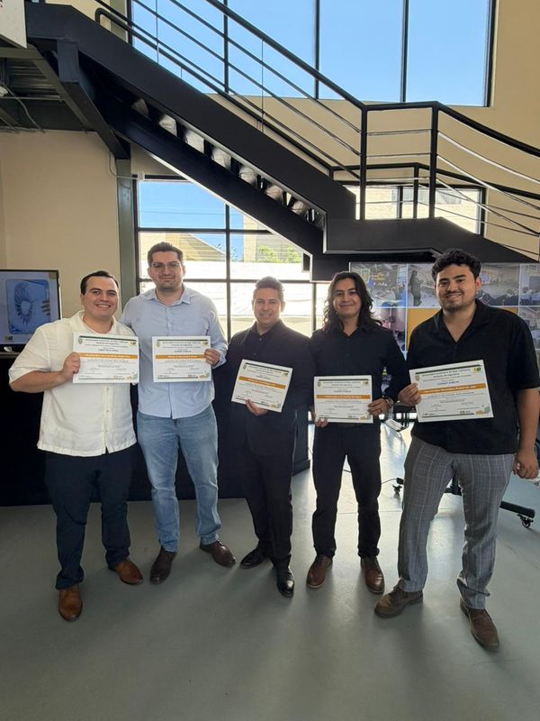 Docente de Ingeniería Industrial culmina certificación en alta tecnología del sector aeroespacial