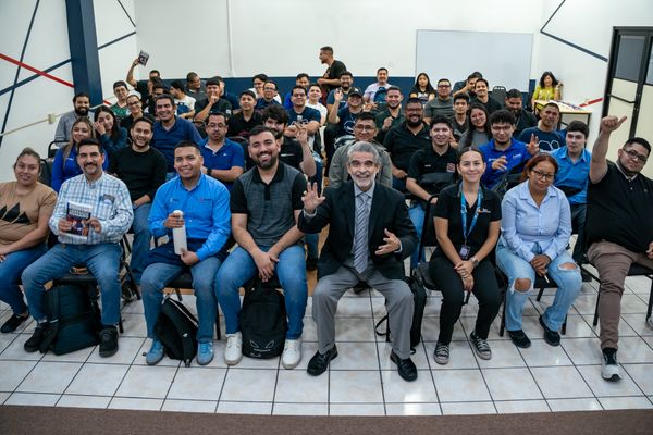 Liderazgo humano e inteligencia artificial: una charla inspiradora para futuros ingenieros