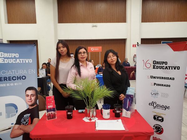 Estudiantes de Derecho fortalecen su formación profesional con asesorías jurídicas en la Feria del Empleo de CANACO