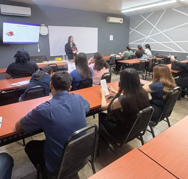 Fortaleciendo la cultura de la legalidad: estudiantes de Derecho reciben charla sobre delitos en materia electoral