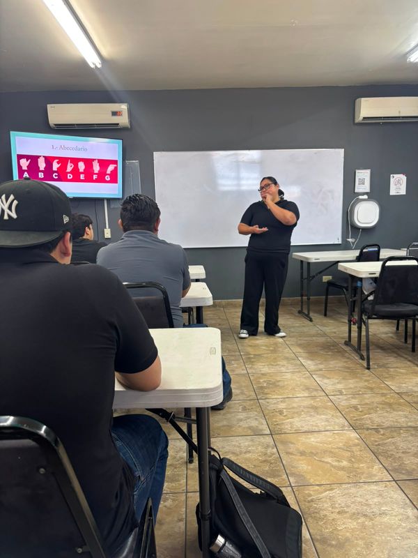 Alumnos de la licenciatura en derecho, del Grupo Educativo 16 de septiembre, turno matutino;  fortalecen la formación inclusiva con el acercamiento a la lengua de señas mexicana.