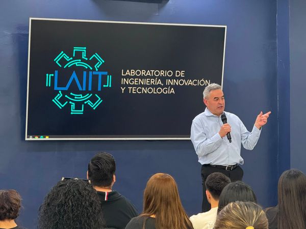 Inspiración y experiencia en la industria aeroespacial: el Mtro. Sergio Pérez visita LAIIT