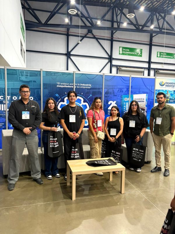 Alumnos de Ingeniería Industrial asisten al 10.º Encuentro Industrial DIMBC