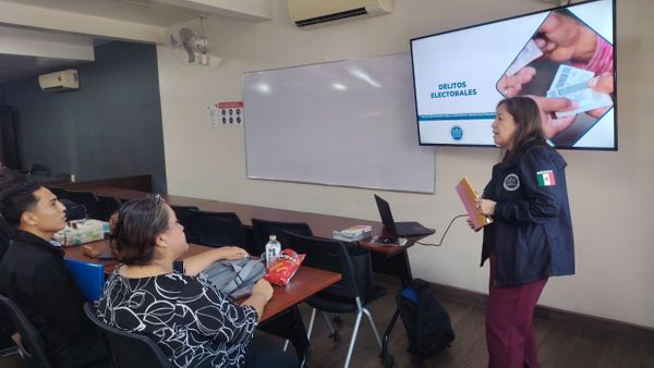 Estudiantes de Derecho fortalecen sus conocimientos en materia de delitos electorales