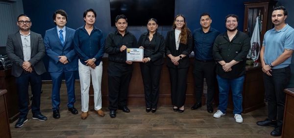 De la preparación al triunfo: estudiantes de Derecho conquistan el primer lugar estatal en debate