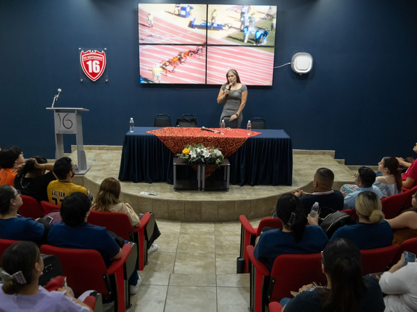 Atleta Tania Jiménez imparte charla: “Superación Personal, mi testimonio de vida” a universitarios