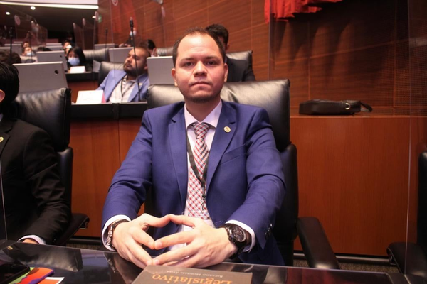 Presenta egresado de derecho iniciativa en el Senado de la República