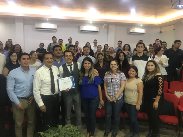 Saúl Castañón imparte taller de “Técnica Legislativa" a estudiantes de Derecho.